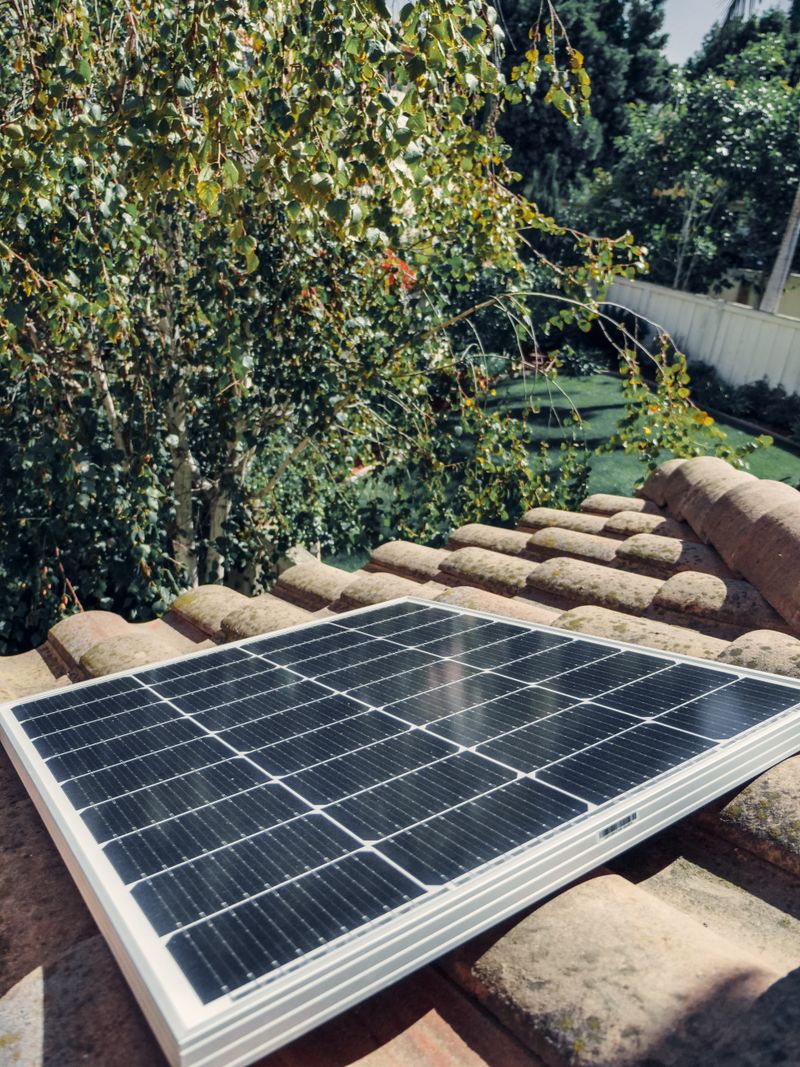 Inversor solar montado en pared con cables y protecciones visibles